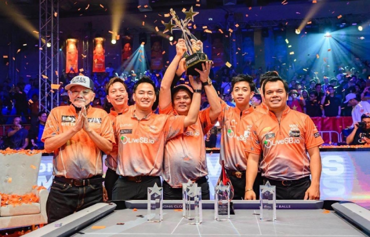 Hoàng "Sao" (thứ 2 từ trái sang) vô địch Reyes Cup