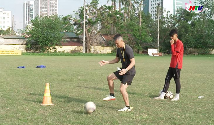 Công Vinh thị phạm cho các học trò trong buổi tập của đội U15 SLNA - Ảnh: TH Nghệ An