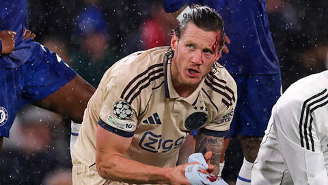  Cựu sao MU chảy máu kinh hoàng sau va chạm mạnh