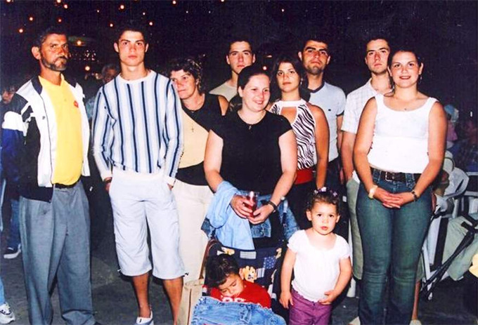 Nhưng vượt qua tất cả, Ronaldo trở thành ngôi sao bóng đá toàn cầu nuôi cả gia đình đông đúc của anh