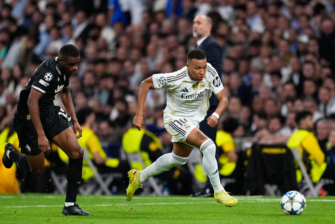 Tiền đạo Kylian Mbappe (áo trắng) được kỳ vọng nhiều, nhưng đã không thể ghi bàn cho Real Madrid