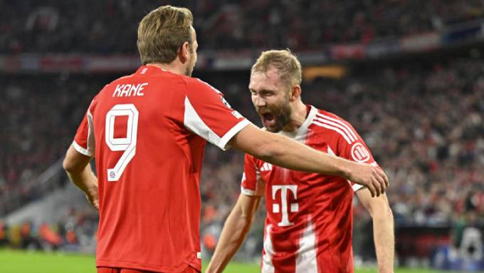 Konrad Laimer ăn mừng bàn thắng cùng Harry Kane