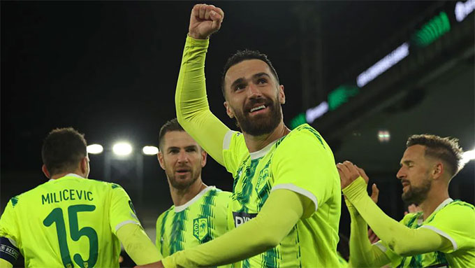 AEK Larnaca xuất sắc vượt qua Crystal Palace