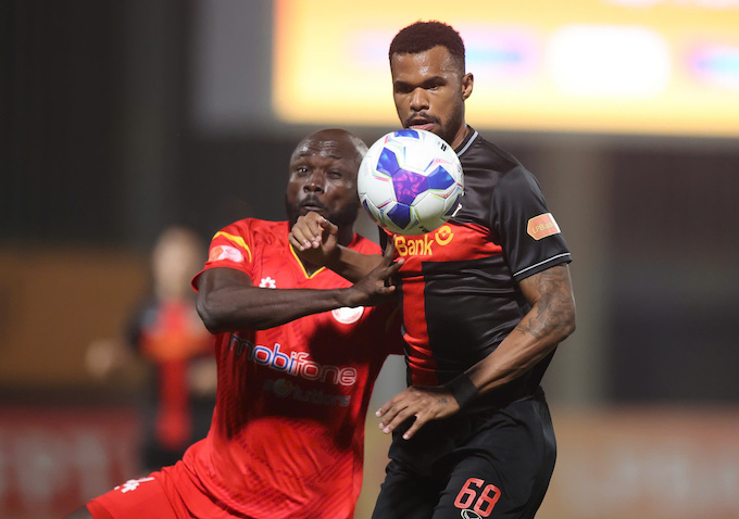 Pha tranh bóng quyết liệt từ cầu thủ hai đội - Ảnh: Minh Tuấn