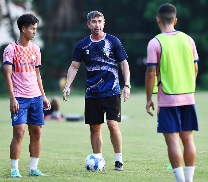 HLV Harry Kewell cùng Hà Nội sẽ đối đầu với một Becamex TP.HCM vừa bổ nhiệm HLV Đặng Trần Chỉnh - Ảnh: Hà Nội FC