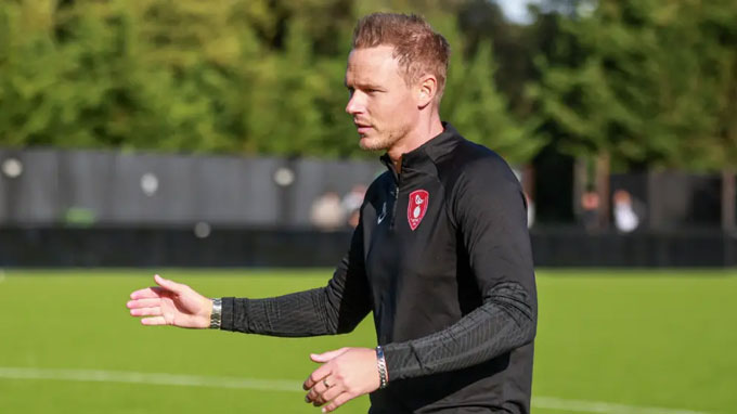 Matthew Saunders mất việc sau 6 tuần dẫn dắt Bracknell Town