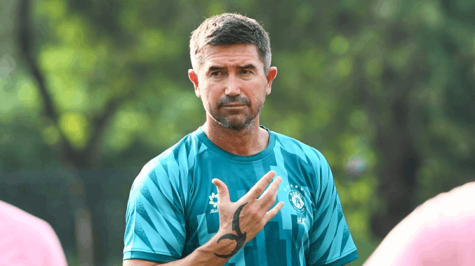 HLV Harry Kewell đang mang đến những dấu ấn chiến thuật đẳng cấp châu Âu cho Hà Nội FC - Ảnh: HNFC