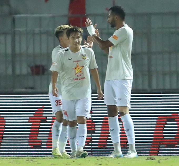 Niềm vui của Hà Tĩnh khi có bàn mở tỷ số. Ảnh: Phan Tùng