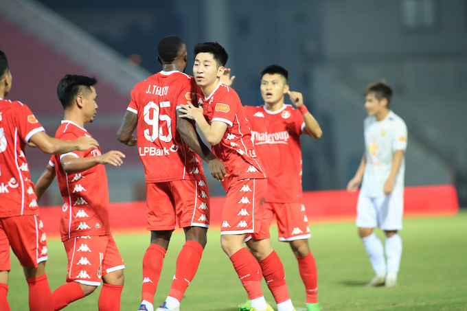 Niềm vui của đội bóng đất Cảng khi giành chiến thắng. Ảnh: Phan Tùng