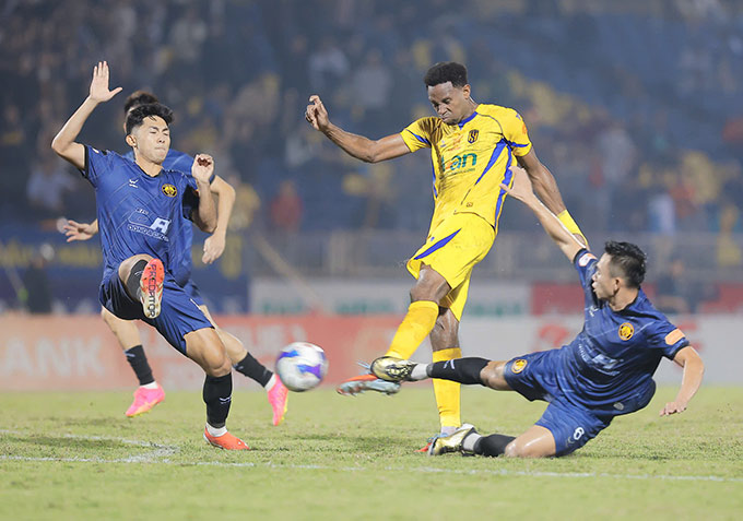 Thanh Hoá lăn xả ở giai đoạn cuối trận - Ảnh: Xuân Thuỷ