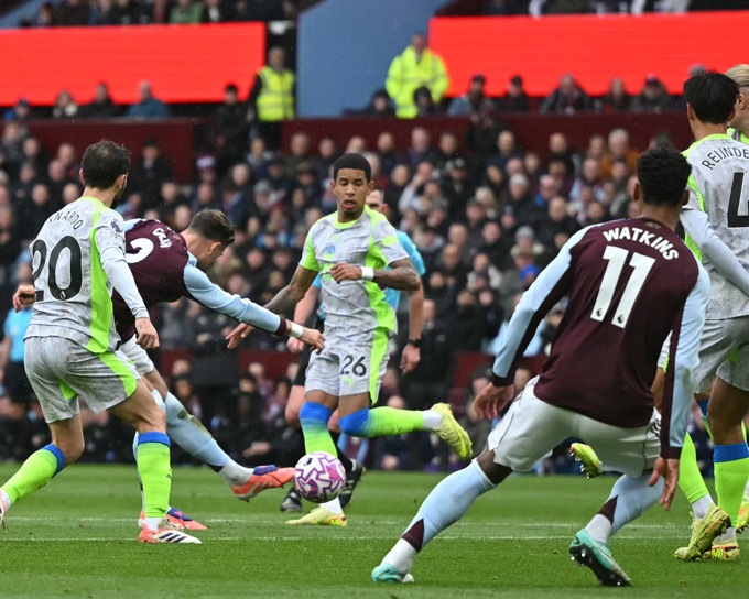 Cú đá thành bàn của Cash trước Man City