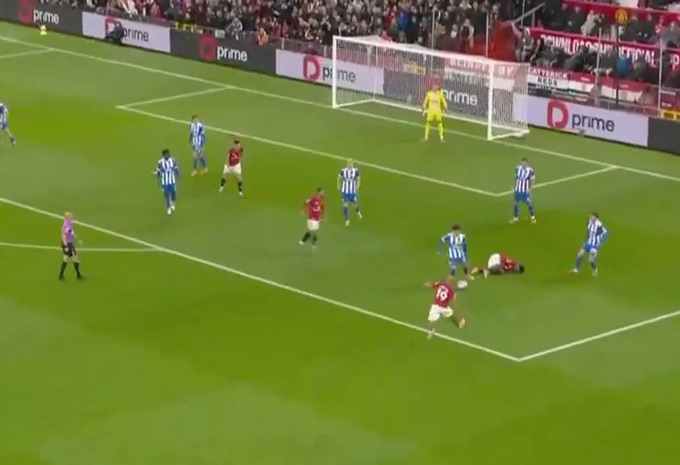 MU đáng lẽ phải được hưởng 11 mét trong hiệp 1?