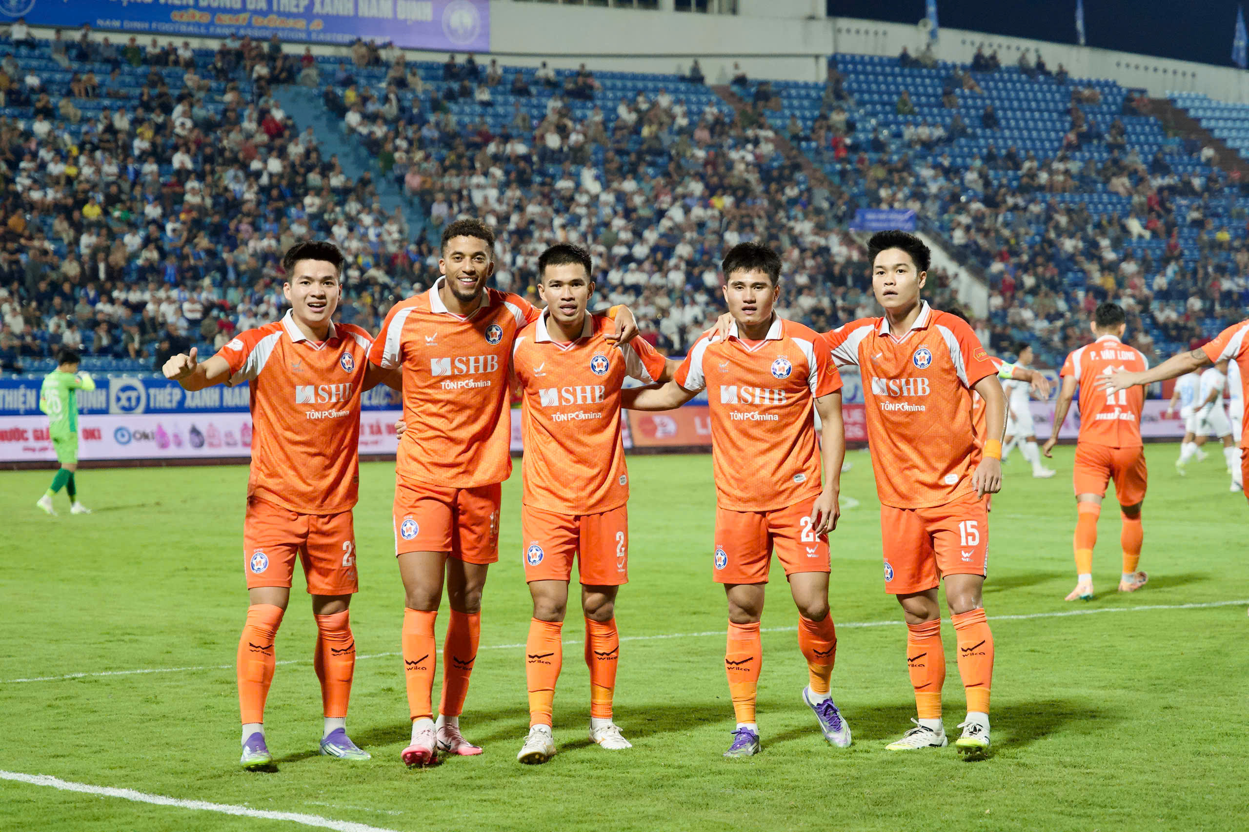 Đà Nẵng sớm có bàn thắng dẫn trước đội chủ nhà Nam Định (Ảnh: Đức Cường)