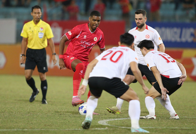 CATP.HCM (áo trắng) chơi phòng ngự số đông để cản phá những đường tấn công của chủ nhà. Ảnh: Minh Tuấn