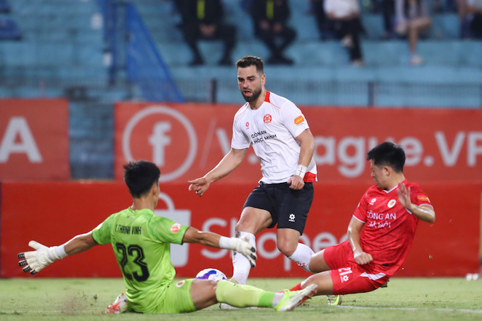 Thủ môn Thành Vinh của chủ nhà đã chịu sức ép rất lớn từ trận đấu này. Ảnh: Minh Tuấn