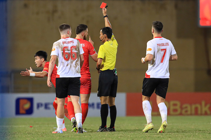 CAHN mất người ở phút 20 vì thẻ đỏ. Ảnh: Minh Tuấn