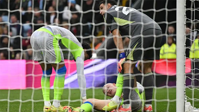 Haaland bị đau sau pha va chạm rất mạnh vào cột dọc