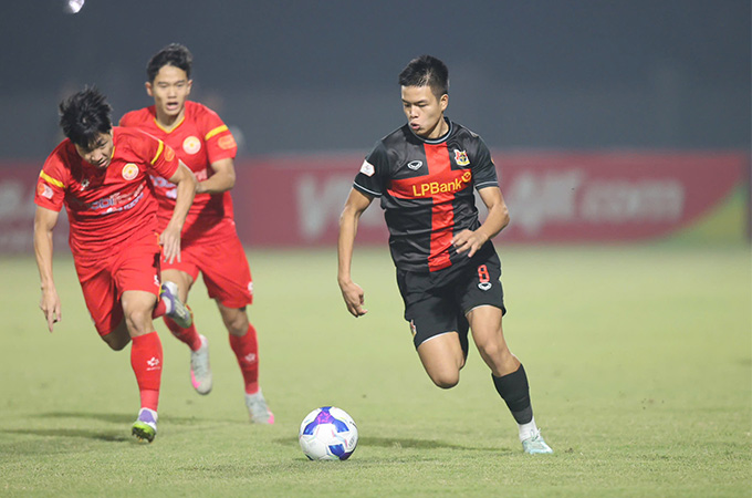 Trần Thành Trung ghi dấu ấn với pha kiến tạo cho đồng đội lập công, mang về chiến thắng 3-1 cho Ninh Bình trước PVF-CAND - Ảnh: Minh Tuấn