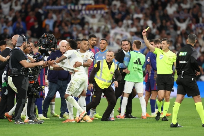 Những lộn xộn cuối trận Siêu kinh điển