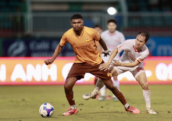 HAGL (áo cam) có trận thắng bất ngờ trước Thể Công Viettel. Ảnh: Minh Trần