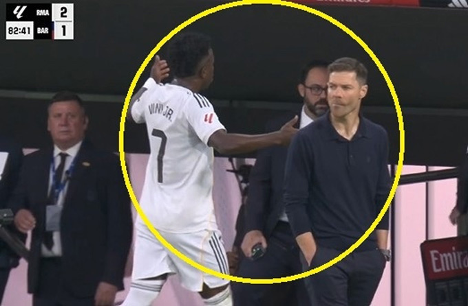 Vinicius căng thẳng với HLV Alonso sau khi bị thay ra