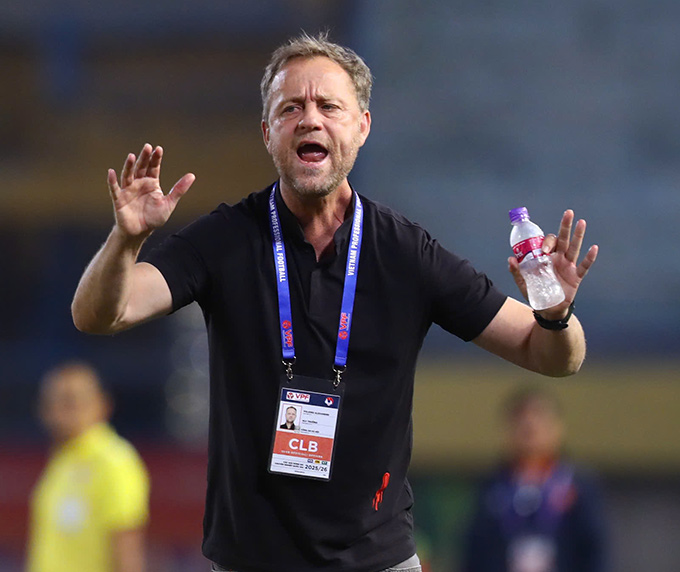 HLV Mano Polking không hài lòng với phản ứng của học trò - Ảnh: Minh Tuấn