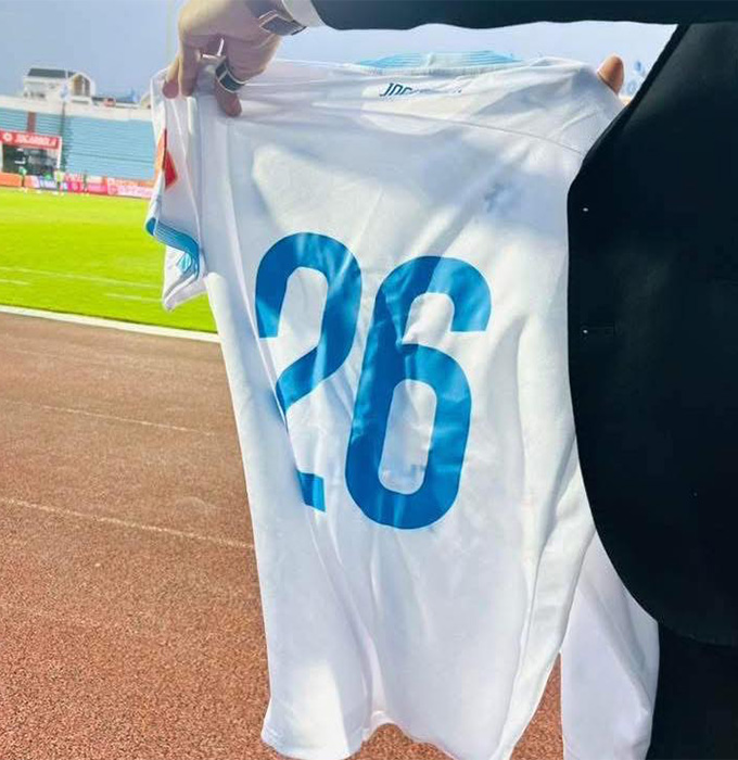 Nam Định in sẵn áo số 26 đề phòng trường hợp đưa Nguyên Mạnh lên đá tiền đạo - Ảnh: Đức Cường