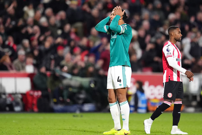Van Dijk liên tục mắc sai lầm từ đầu mùa 2025/26 và mới nhất là ở trận thua Brentford