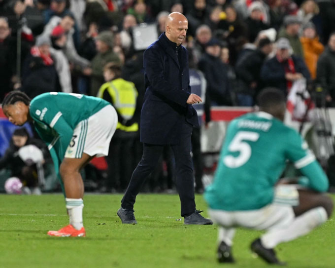 Slot đang chịu áp lực lớn do chuỗi thành tích bết bát của Liverpool