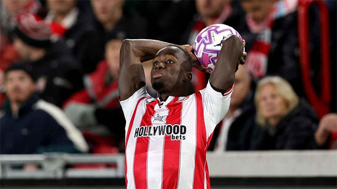 Những quả ném biên của Kayode là một miếng vũ khí đáng sợ của Brentford