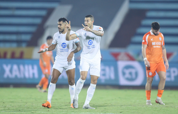 Giành được 1 điểm trước Đà Nẵng, nhưng Nam Định đang khá lo âu trong chuyến làm khách trên sân Pleiku. Ảnh: Đức Cường