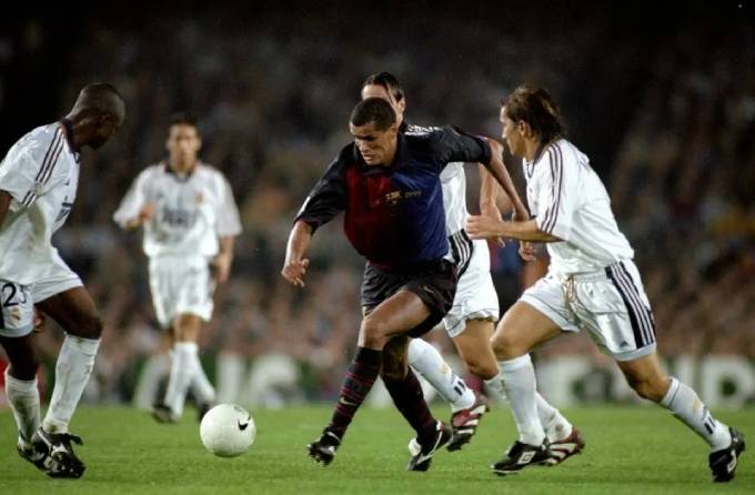 Rivaldo trong một trận El Clasico thời còn khoác áo Barca