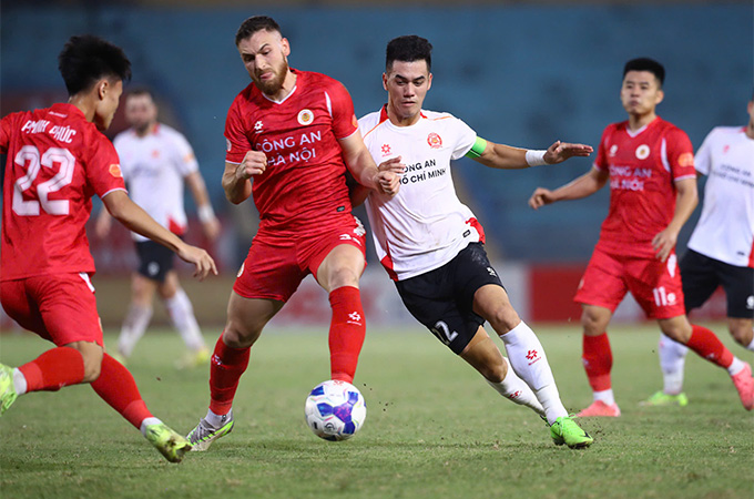 Tiến Linh cùng đồng đội quyết tìm lại niềm vui sau thất bại đáng tiếc trên sân của CAHN - Ảnh: Minh Tuấn