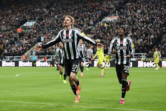 Woltemade ăn mừng bàn thắng vào lưới Tottenham tại vòng 1/8 cúp liên đoàn Anh