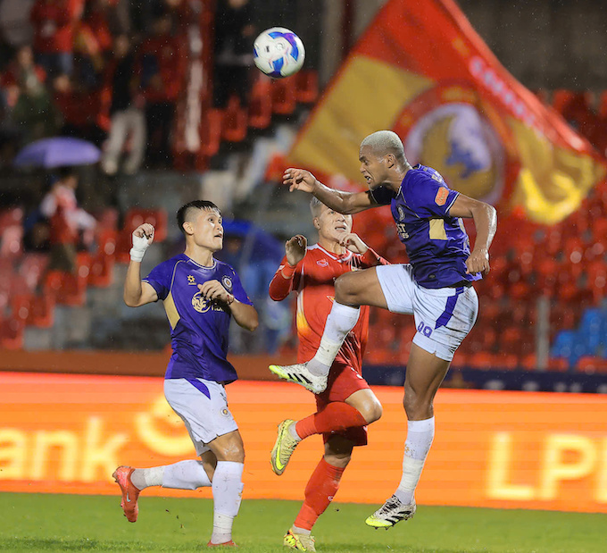 Pha tranh chấp quyết liệt của cầu thủ hai đội. Ảnh: Đức Cường