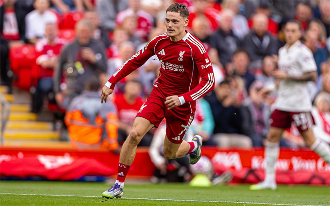 Liverpool cần một trung vệ cao lớn để che chắn khoảng trống phía sau Florian Wirtz