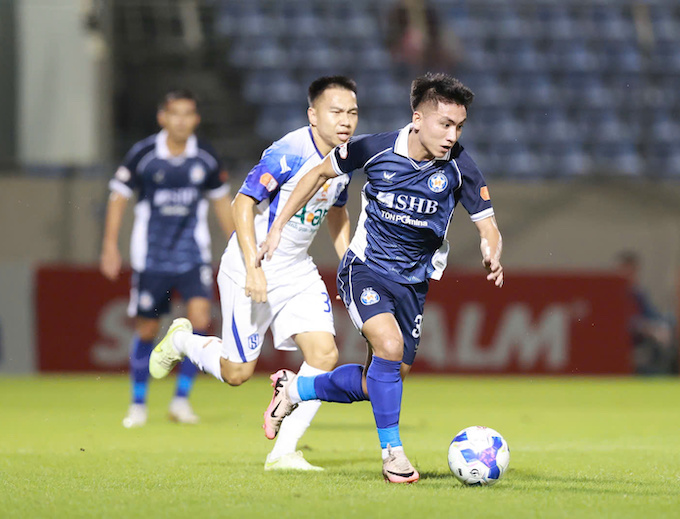 Nhiều cơ hội được cầu thủ hai đội tạo ra, nhưng dứt điểm quá kém - Ảnh: Phi Hải 