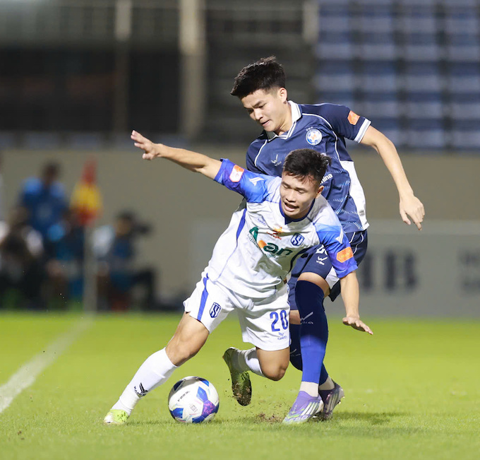 Pha tranh bóng của cầu thủ SHB Đà Nẵng và SLNA - Ảnh: Phi Hải 