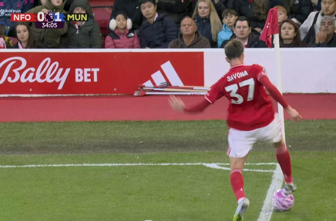 Bóng vẫn hoàn toàn đi hết đường biên ngang