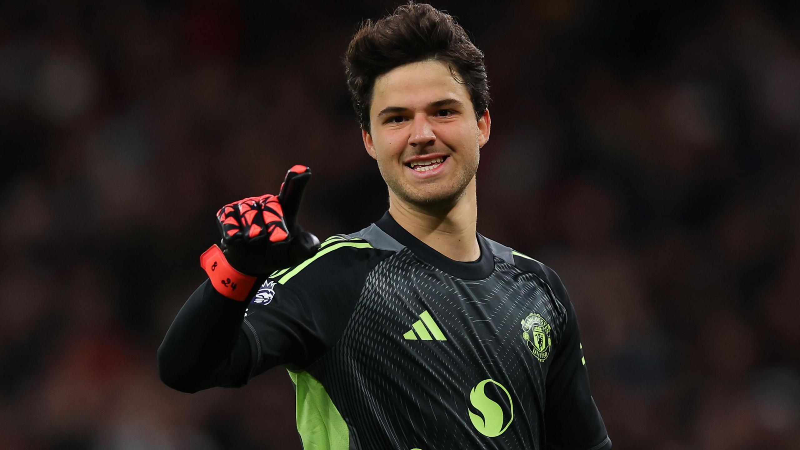 NHM đã hò reo cổ vũ Lammens bằng những câu hát: "Anh có phải Schmeichel tái sinh không"