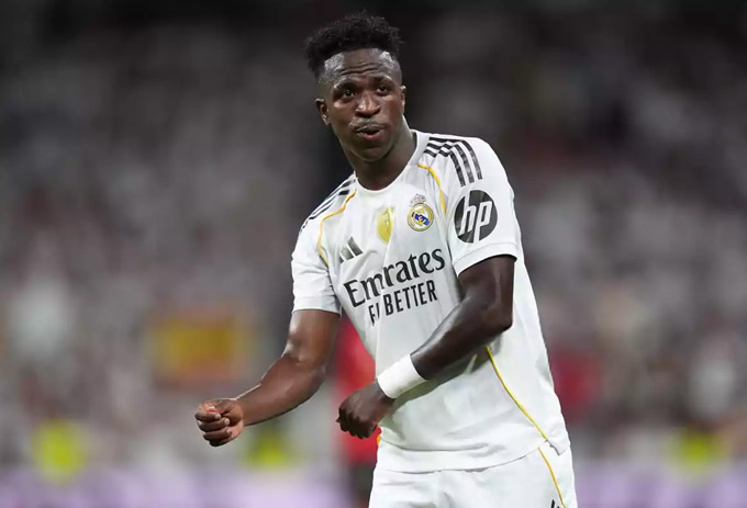  Vinicius được MU theo sát