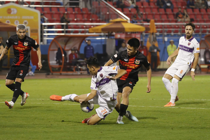 Cú tắc bóng khiến Thành Trung bị đau. Ảnh: Đức Cường 