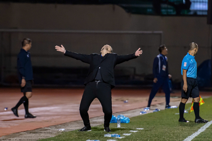 Sự bức xúc của HLV Popov. Ảnh: Đức Cường 