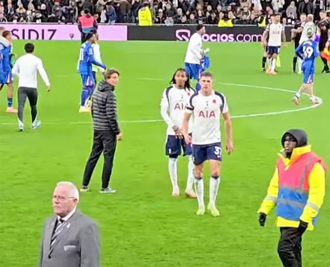 2 cầu thủ Tottenham không bắt tay HLV Frank khi rời sân