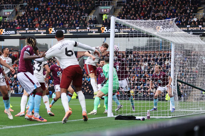 Gyokeres mở tỷ số cho Arsenal ở trận gặp Burnley từ một quả đánh đầu sau tình huống phạt góc