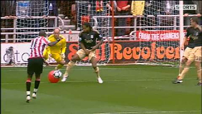 Thời điểm hai trái bóng đụng nhau