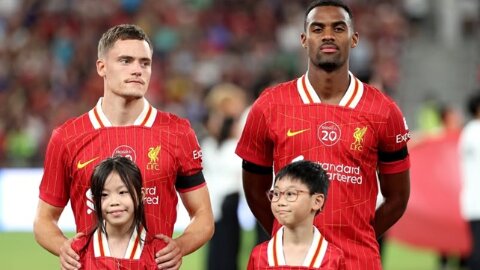  Ryan Gravenberch là 1 trong 5 tiền vệ hay nhất Premier League