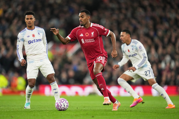 Ryan Gravenberch (áo đỏ) là tiền vệ có tầm ảnh hưởng đến lối chơi của Liverpool