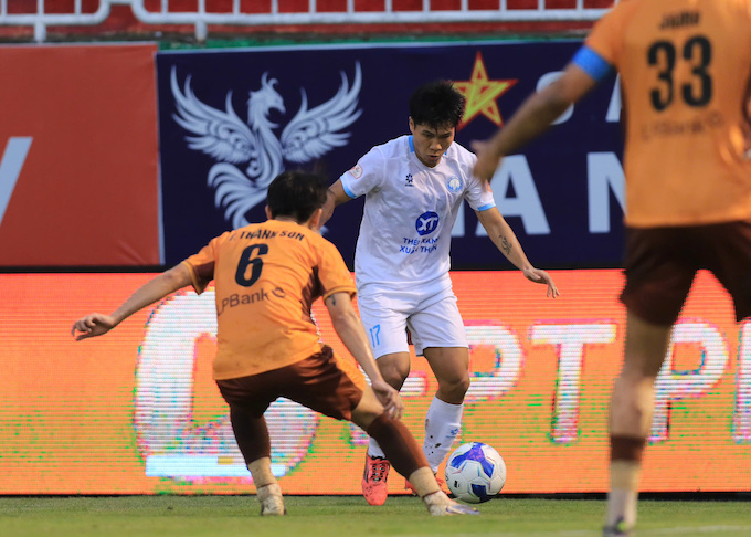 Nam Định vừa có trận hoà trước đội chót bảng HAGL. Ảnh: Quang Đương