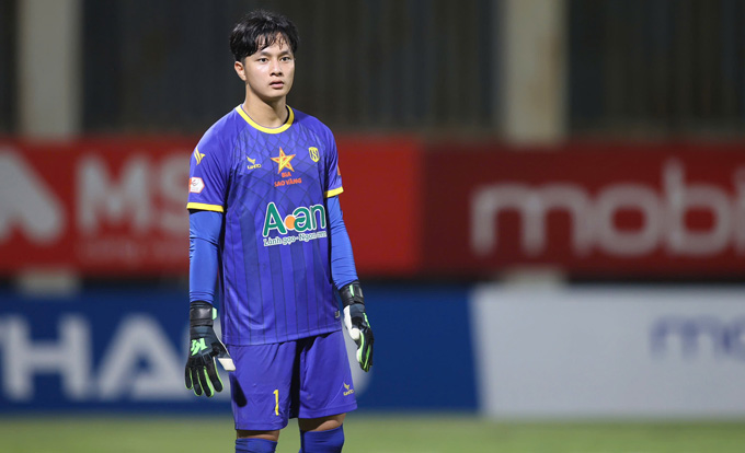 Văn Bình năm nay chỉ mới 20 tuổi nhưng đã có 9 trận bắt chính cho SLNA. Ảnh: Đức Cường